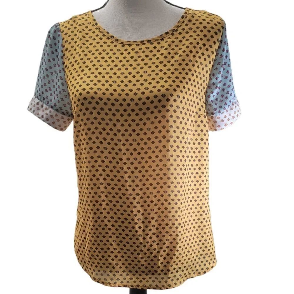 Modcloth Short Sleeved Blouse with Keyhole in Back. Size M.